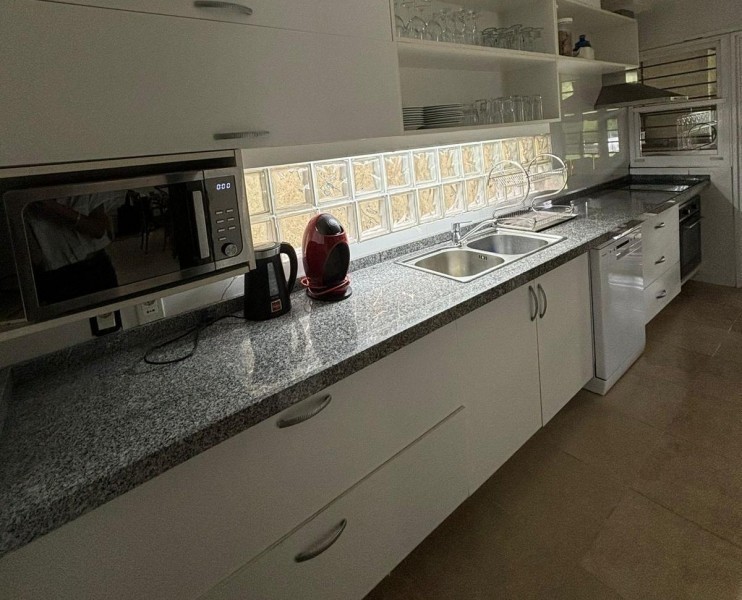 Moderna casa en alquiler y venta sobre Montoya, La Barra a 2 cuadras del mar.